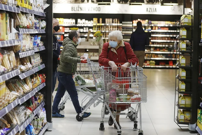 Podatki potrjujejo, da trgovina ni tvegana dejavnost za okužbe in nikoli v tem času ni bila vir okužb. FOTO: Leon Vidic/Delo