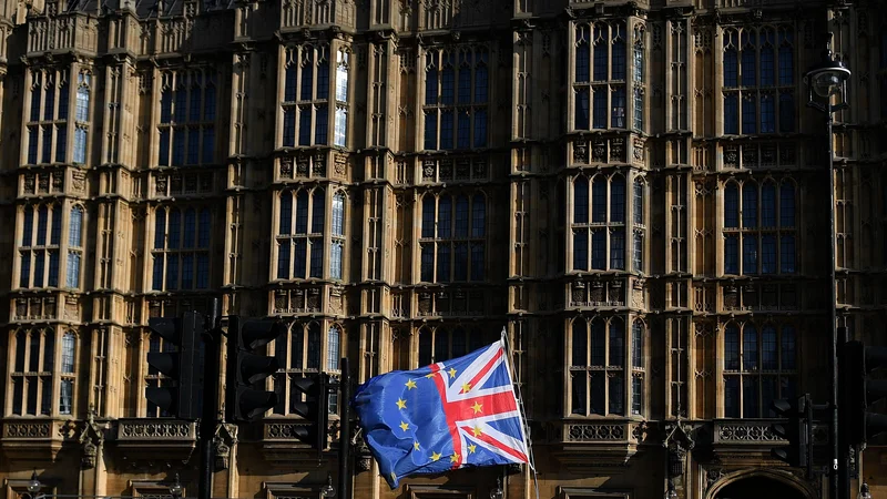 Fotografija: Brexit je bil ves čas retrograden proces, cilj katerega je bilo na urejen način razstaviti tisto, kar je bilo zgrajeno v več kot štirih desetletjih članstva Združenega kraljestva v EU. FOTO: Daniel Leal-olivas/Afp