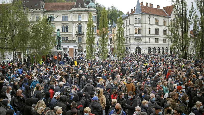 Fotografija: Protest proti vladnim politikam vodi civilna družba, sestavljena iz dijakov, študentov, kulturnikov, okoljevarstvenikov, borcev za pravice istospolnih, sindikalistov in tako dalje. FOTO: Blaž Samec/Delo