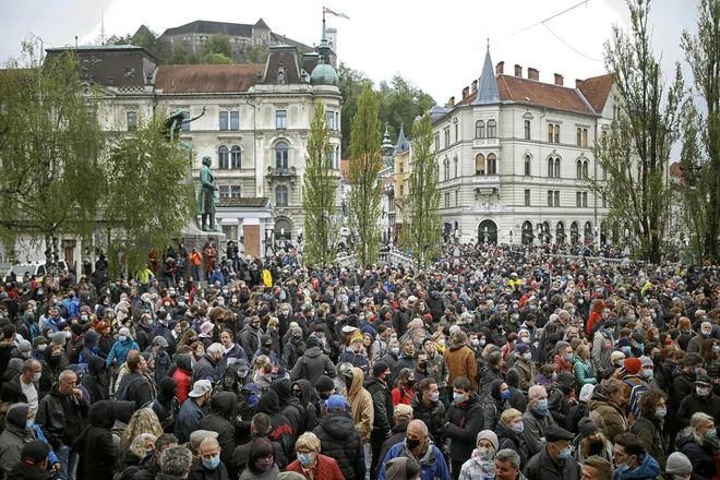 Protest proti vladnim politikam vodi civilna družba, sestavljena iz dijakov, študentov, kulturnikov, okoljevarstvenikov, borcev za pravice istospolnih, sindikalistov in tako dalje. FOTO: Blaž Samec/Delo
