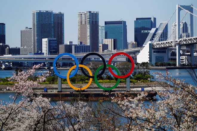 Olimpijski krogi pred morskim parkom Odaiba v Tokiu. FOTO: Issei Kato/Reuters