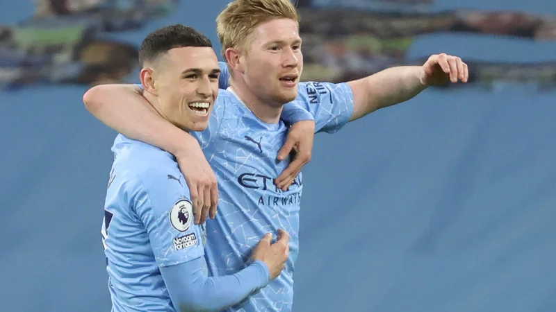 Fotografija: Kevin De Bruyne (desno, levo Phil Foden) je zabil izenačujoči gol za Otočane. FOTO: Clive Brunskill/AFP