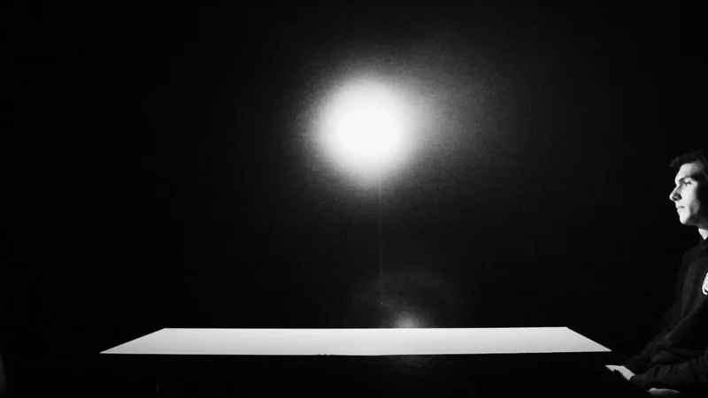 Fotografija: Nik Žnidaršič je vizualiziral roman Mož, ki je videl vse Deborah Levy. FOTO: arhiv festivala
