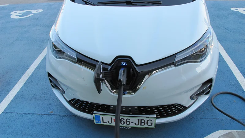 Fotografija: Poraba energije v električnem renaultu zoe je odvisna tako od načina vožnje kot od zunanje temperature. Foto Blaž Kondža
