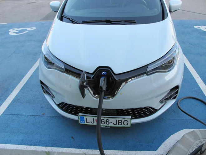 Poraba energije v električnem renaultu zoe je odvisna tako od načina vožnje kot od zunanje temperature. Foto Blaž Kondža