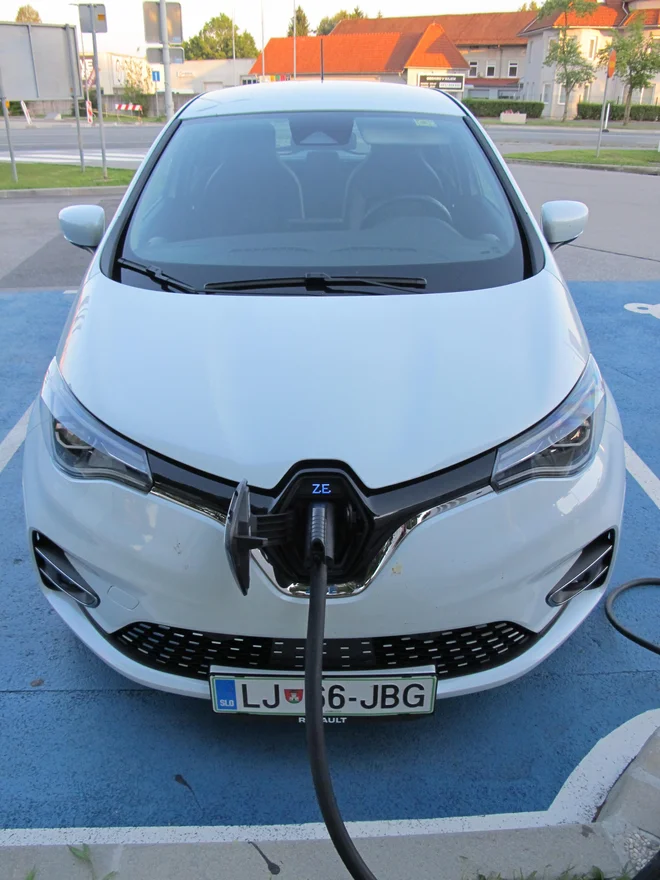 Poraba energije v električnem renaultu zoe je odvisna tako od načina vožnje kot od zunanje temperature. Foto Blaž Kondža