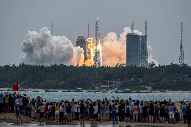 Izstrelitev rakete dolgi pohod 5B si je ogledalo veliko ljudi. FOTO: STR/AFP