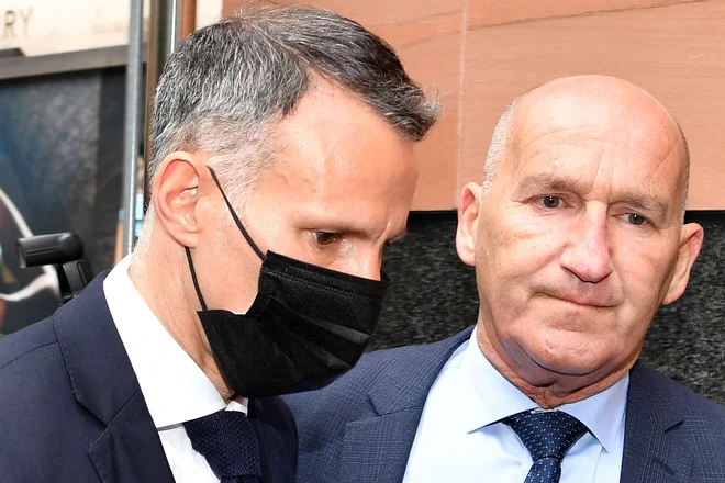 Ryan Giggs, z masko, se po koncu bleščeče nogometne kariere do žensk ne vede ravno v takšnem slogu. FOTO: Paul Ellis/AFP