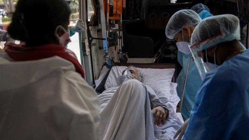 Fotografija: Indijski epidemiologi pa predvidevajo, da bi se lahko prihodnji mesec dnevno število žrtev covida-19 povečalo na 4500 ali celo 5500 ljudi. FOTO: Danish Siddiqui/Reuters