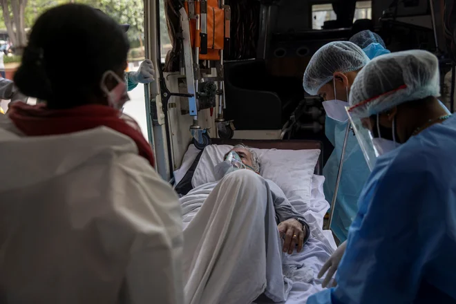 Indijski epidemiologi pa predvidevajo, da bi se lahko prihodnji mesec dnevno število žrtev covida-19 povečalo na 4500 ali celo 5500 ljudi. FOTO:&nbsp;Danish Siddiqui/Reuters