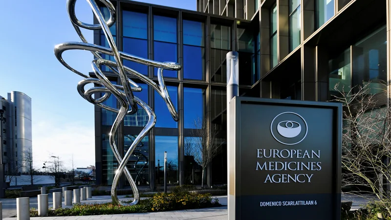 Fotografija: Strokovnjaki Evropske agencije za zdravila (Ema) proučujejo primere vnetja srčne mišice pri ljudeh, cepljenih s cepivom proti covidu-19 proizvajalcev Pfizer in BioNTech ter Moderna. FOTO: Piroschka Van De Wouw/Reuters