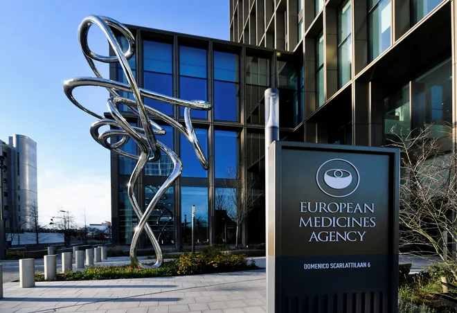 Strokovnjaki Evropske agencije za zdravila (Ema) proučujejo primere vnetja srčne mišice pri ljudeh, cepljenih s cepivom proti covidu-19 proizvajalcev Pfizer in BioNTech ter Moderna. FOTO: Piroschka Van De Wouw/Reuters