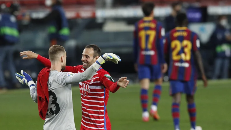 Fotografija: Nogometaši Granade se veselijo uspeha, gostitelji razočarano zapuščajo igrišče na štadionu Camp Nou. FOTO: Albert Gea/Reuters