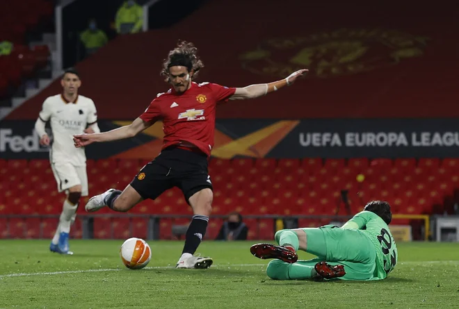 Edinson Cavani je z dvema goloma izničil vodstvo Rome, ki je slednjič doživela visok poraz v Manchestru. FOTO: Phil Noble/Reuters