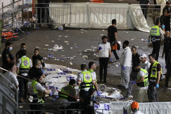 Zdravniki in reševalci na kraju nesreče na festivalu v romarskem kraju Meron. FOTO:&nbsp;Reuters