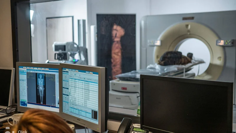 Fotografija: V Varšavskem projektu mumij so pregledali mumijo, za katero so verjeli, da gre za posmrtne ostanke moškega, a izkazalo se je, da gre za nosečnico. FOTO: Aleksander Leydo/Warsaw Mummy Project/AFP