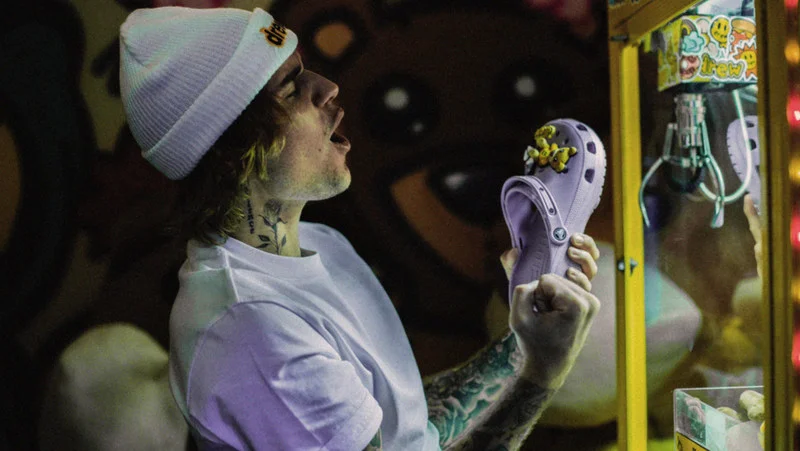 Fotografija: Med slavnimi osebnostmi, s katerimi sodeluje Crocs, je pevec Justin Bieber. FOTO: Rory Kramer/Crocs