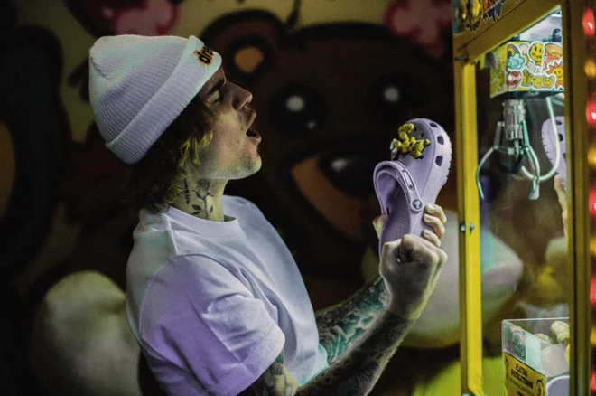 Med slavnimi osebnostmi, s katerimi sodeluje Crocs, je pevec Justin Bieber. FOTO: Rory Kramer/Crocs