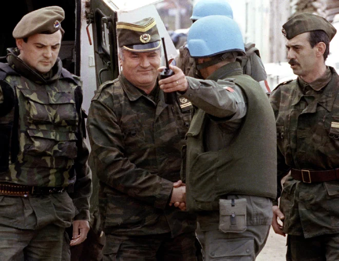 General Ratko Mladić se rokuje z vojakom francoske tujske legije ob prihodu na pozneje propadlo srečanje treh vojskujočih se strani v Bosni 12. aprila 1993. FOTO: Reuters