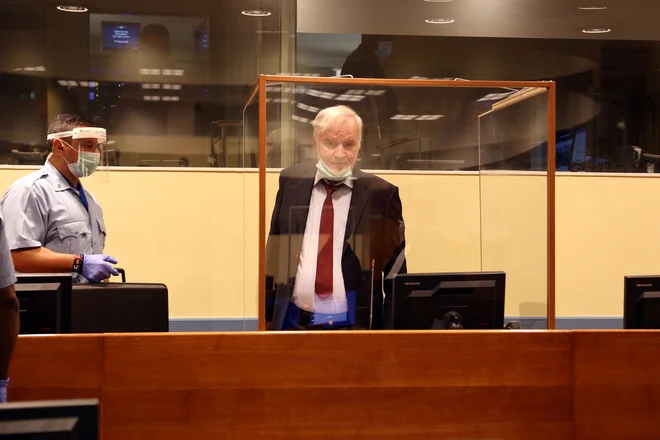 Mladić je pred sodiščem zatrjeval, da je bil proti svoji volji vključen v vojno v BiH, sodišče pa je označil za otroka zahodnih sil.&nbsp;FOTO: Un-irmct prek Reuters