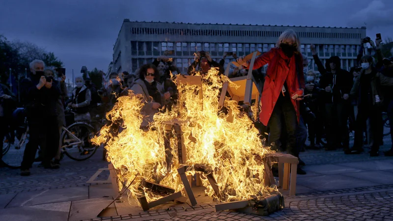 Fotografija: Po torkovem množičnem shodu se je danes v centru Ljubljane na kolesih znova zbralo nekaj sto petkovih protestnikov, ki izražajo nestrinjanje z vladajočo politiko. FOTO: Blaž Samec/Delo