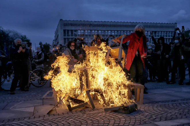 Po torkovem množičnem shodu se je danes v centru Ljubljane na kolesih znova zbralo nekaj sto petkovih protestnikov, ki izražajo nestrinjanje z vladajočo politiko. FOTO: Blaž Samec/Delo