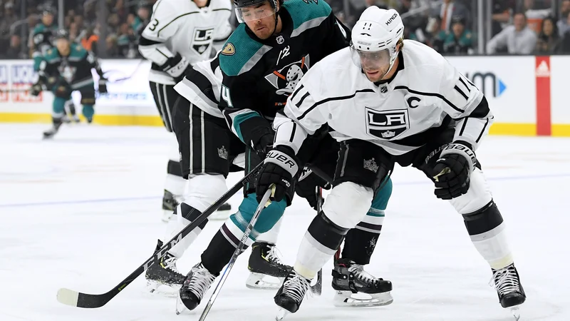 Fotografija: Anže Kopitar je bil mož odločitve proti Anaheimu, s katerim se bodo LA Kings še tretjič v štirih dneh pomerili v nedeljo. FOTO: Harry How/AFP