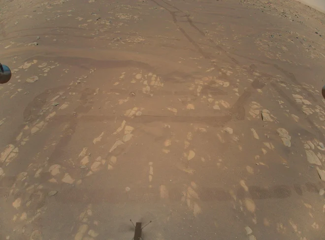 Površje Marsa z nove perspektive. FOTO: NASA/JPL-Caltech/AFP