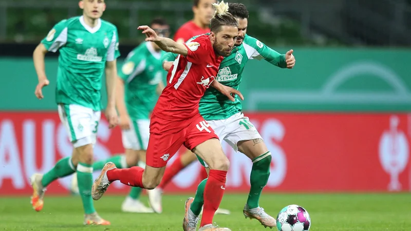 Fotografija: Kevin Kampl se je v Bremnu veselil dramatične zmage in Leipzigove uvrstitve v veliki finale nemškega nogometna pokala.  FOTO: Cathrin Müller/AFP