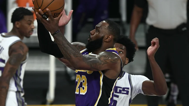 Fotografija: Prvi zvezdnik NBA LeBron James se je po dvajsetih tekmah odsotnosti zaradi poškodbe vrnil na parket s porazom proti Sacramentu. FOTO: Kevork Djansezian/AFP
