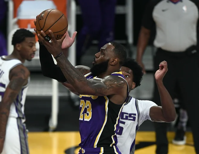 Prvi zvezdnik NBA LeBron James se je po dvajsetih tekmah odsotnosti zaradi poškodbe vrnil na parket s porazom proti Sacramentu. FOTO: Kevork Djansezian/AFP