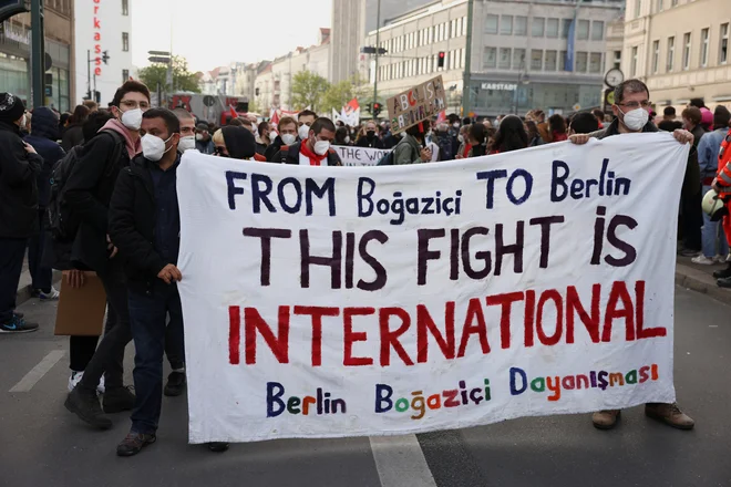 Boj je internacionalen, sporočajo protestniki v Berlinu. FOTO: Christian Mang Reuters
