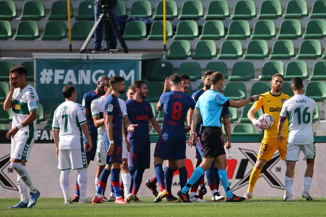 Nogometaši Elcheja so zahtevali ponovitev enajstmetrovke, ostalo pa je pri zmagi Jana Oblaka (z žogo) in soigralcev. FOTO: Jose Jordan/AFP