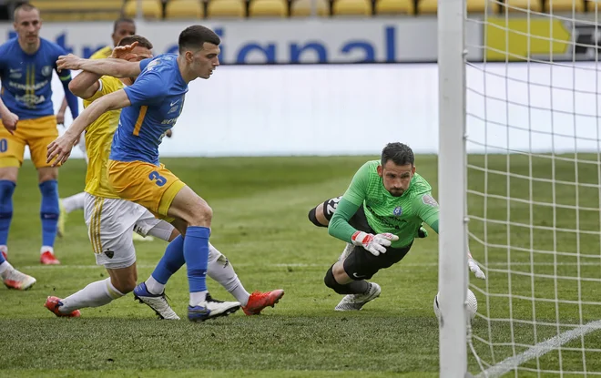 V štajerskem derbiju so se bolje odrezali Celjani. FOTO: Blaž Samec/Delo