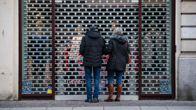 Fotografija: Že pred epidemijo so bila nemška mestna središča v težavah zaradi selitve nakupovalcev v nakupovalna središča na obrobju mest in tudi na splet, z epidemijo pa se je ta trend še okrepil. FOTO: AFP