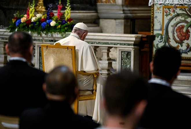 Papež je trenutne razmere v zvezi s pandemijo označil za dramatične ter polne trpljenja in strahu. FOTO: Reuters