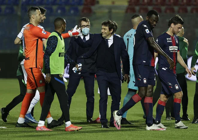 Inter se je veselil v Crotoneju. FOTO: Ciro De Luca/Reuters