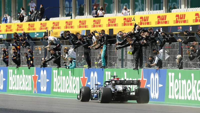 Fotografija: Lewis Hamilton je znova pokazal mojstrstvo. FOTO: Marcelo Del Pozo/Reuters