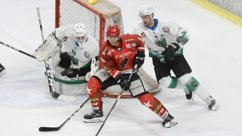 Fotografija: Žan Us je pred dvema letoma branil v finalu DP za Olimpjjo, zdaj pa je bil junak uvodne tekme v vratih Jesenic. FOTO: Voranc Vogel/Delo