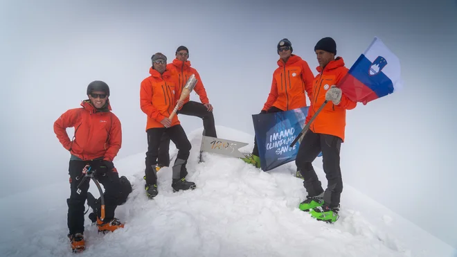 Šesterica gorskih reševalcev je&nbsp;osvojila Triglav in tako na dolgo pot po Sloveniji simbolno pospremila slovensko baklo, znanilko olimpijskih iger v Tokiu. FOTO:&nbsp;Peter Vrčkovnik