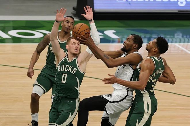 Kevin Durant in Giannis Antetokounmpo (desno) sta urpizorila strelski dvoboj za sladokusce, uspešnejši pa je bil grški Nigerijec. FOTO: Stacy Revere/AFP