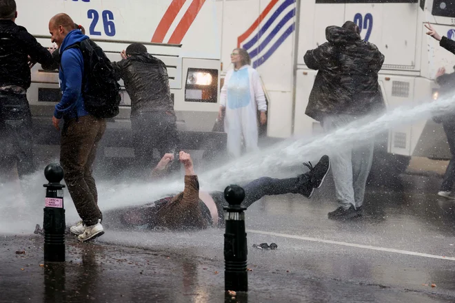 V parku Bois de La Cambre v Bruslju je potekala že druga edicija nelegalnega protesta proti zdravstvenim omejitvam La Boum - L'Abime. Tudi tokrat je policija nad protestnike uporabila vodne topove in solzivec. FOTO: Kenzo Tribouillard/Afp Foto Kenzo Tribouillard Afp