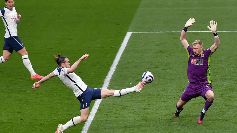 Fotografija: Tottenham je na krilih Garetha Bala (na fotografiji) preskočil Sheffield United s 4:0. Chelsea je z dvema goloma Kaia Havertza premagal Fulham. Manchester City pa ima na vrhu po sobotni zmagi v Londonu že 13 točk prednosti pred mestnim tekmecem Unitedom. FOTO: Justin Setterfield/Afp