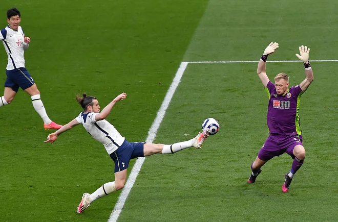 Tottenham je na krilih Garetha Bala (na fotografiji) preskočil Sheffield United s 4:0. Chelsea je z dvema goloma Kaia Havertza premagal Fulham. Manchester City pa ima na vrhu po sobotni zmagi v Londonu že 13 točk prednosti pred mestnim tekmecem Unitedom. FOTO: Justin Setterfield/Afp