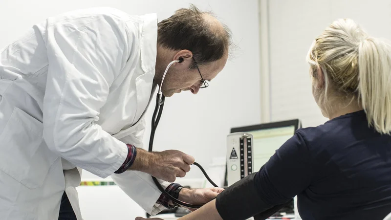 Zaradi razmer za delo v ambulantah družinske medicine se mladi zdravniki le stežka odločajo za to vrsto specializacije. FOTO: Voranc Vogel/Delo