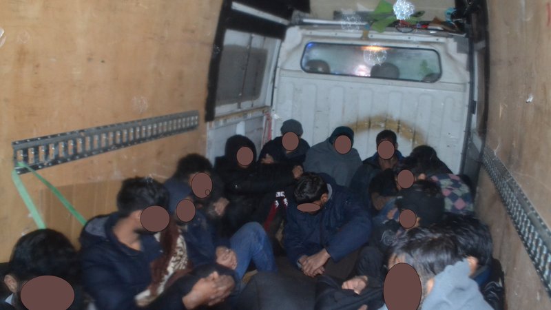 Fotografija: V kombiju je bilo 16 Pakistancev. FOTO: Pu Celje
