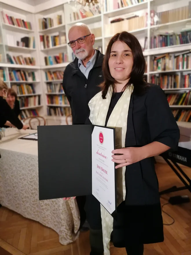 Lani je desetnico prejela Jana Bauer za delo <em>Ding dong zgodbe</em><em> z </em>ilustracijami Bojane Dimitrovski. FOTO: DSP