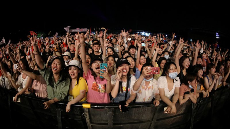 Fotografija: V Wuhanu so 1. maja organizirali Jagodni glasbeni festival, na katerem se je zbralo več kot 11.000 ljudi. FOTO: Reuters
