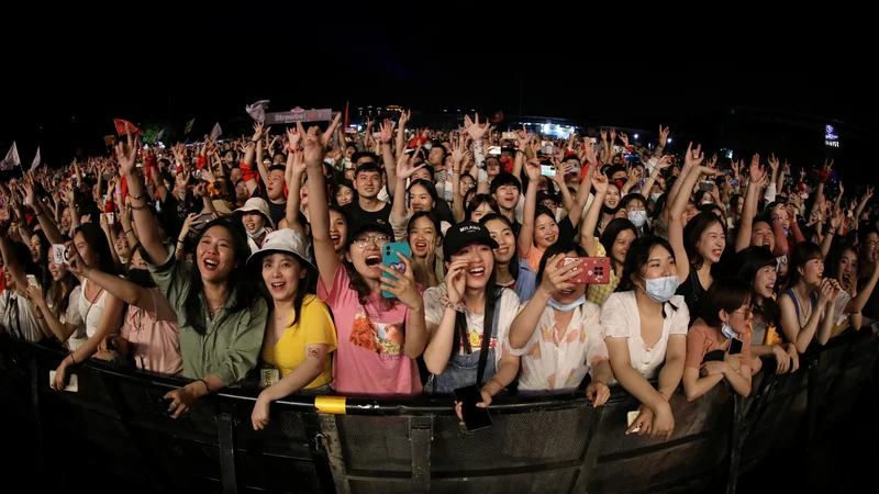 Fotografija: V Wuhanu so 1. maja organizirali Jagodni glasbeni festival, na katerem se je zbralo več kot 11.000 ljudi. FOTO: Reuters