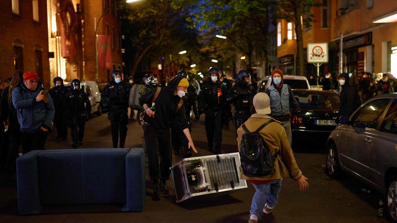 Fotografija: Policija poskuša razgnati protestnike v berlinski soseski Kreuzberg. FOTO: Odd Andersen/AFP